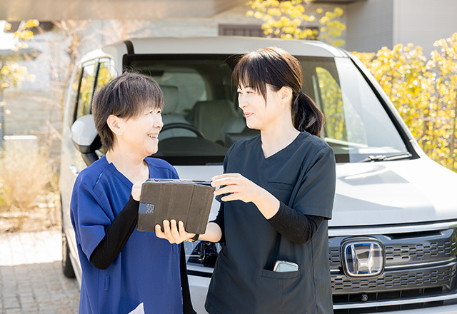犬を愛でて笑顔の男女